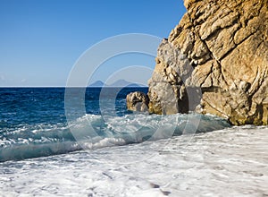 Soleggiato Spiaggia il mare onde 