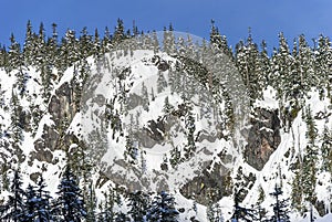 Soleggiato cielo blu più alto polvere coperto con neve sul roccioso scogliera 