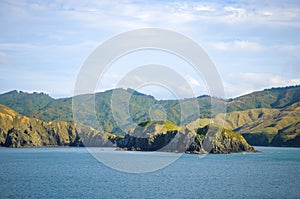 Soleggiato natura. piccolo isola nuovo. colline un montagne estate 