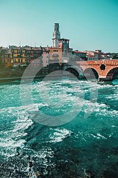 Soleggiato vecchio la città,. grossolano un fiume argine arco Ponte 