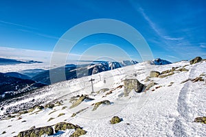 Slnečný deň v lyžiarskom stredisku s lanovkou v Nízkych Tatrách, Slovensko Chopok Jasná, Nízke Tatry