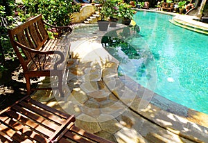 Soleggiato esterno nuoto piscina un mobilia 