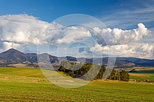 Slunné jarní venkovská krajina, údolí polí a luk s