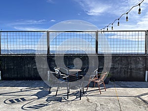 Soleggiato terrazza da un ristorante presente metallo tavolo un sedie 