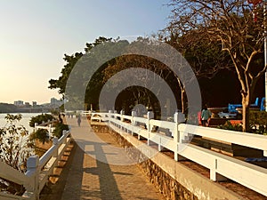 Sunny weather to see the scenery on both sides of Dongjiang River