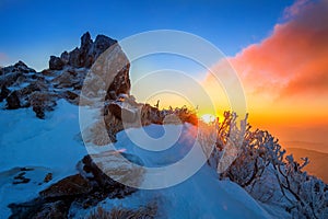 Amanecer sobre el montanas cubierto con nieve en el invierno 