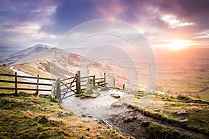 Amanecer sobre el El gran peine en cima distrito inglaterra 