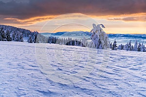 Krajina před východem slunce na Kubínské holi v zimě