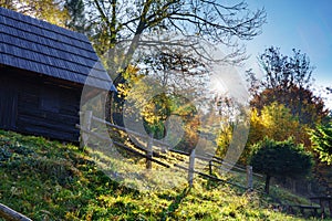 Východ slunce v horské vesnici Podšíp s dřevěnými domky pod vrchem Sip na Slovensku