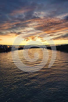 Východ slunce nad řekou Dunaj v Bratislavě, Slovensko