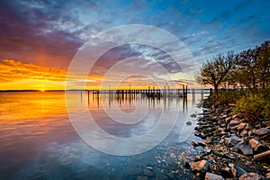 Sunrise over dock and the Chesapeake Bay, in Havre de Grace, Mar photo