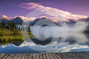 Východ slunce nad jezerem v parku Vysoké Tatry