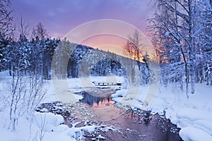 Alba Attraverso un fiume inverno più vicino finlandese lapponia 