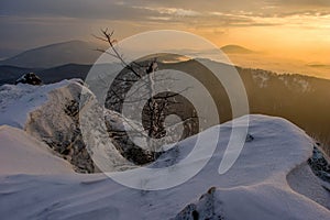 Panoráma východu slnka, farebná obloha, zimné snehové mraky v prírodnej krajine Slovenska.