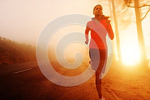 Amanecer correr una mujer 