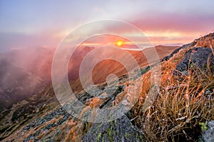 Východ slunce z hory Skalka v Nízkých Tatrách během podzimu