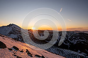 Východ slnka v zasnežených horách, Slovensko Nízke Tatry, dumbier