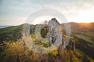 Východ slnka na Súľovských skalách na východnom Slovensku. Drsná, nedotknutá krajina so skalami v oranžovom svetle