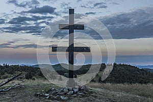 Východ slunce na vrchu Velký Javoník na Slovensku s velkým křížem