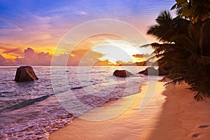 Sonnenuntergang auf der Strand Quelle auf der Seychellen 
