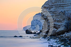 Atardecer para la roca acantilados 