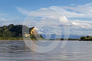 Tramonto sul un fiume scogliere avventura la giungla da amazzonia un fiume spartiacque Sud 