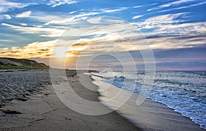 Tramonto sul mantello merluzzo riva del mare 