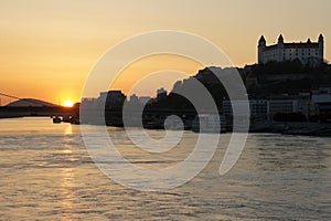 Západ slunce na řece Dunaj s hradem