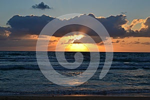 Tramonto sul Spiaggia, mar Mediterraneo il mare 