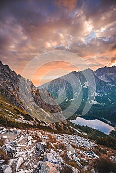 Západ slunce v národním parku Vysoké Tatry. Horské popradské jezero na Slovensku.