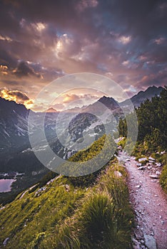 Panoráma západu slnka v národnom parku Vysoké Tatry. Horské popradské jazero na Slovensku.