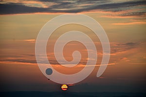 Sunset and the hot air balloon, horizon