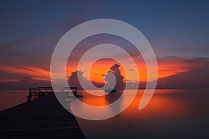 Atardecer sobre el muelle 