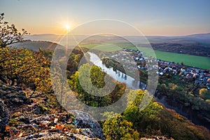 Západ slunce na hoře Krivín nad řekou Hron během podzimu