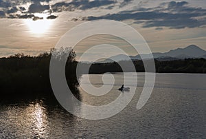 Západ slunce u jezera Liptovská Mara v obci Liptovský Trnovec, Slovensko.