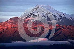 Atardecer sobre el poderoso volcán en 