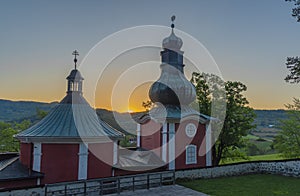 Západ slunce u starých budov ve městě Banská Štiavnica v jarní večer