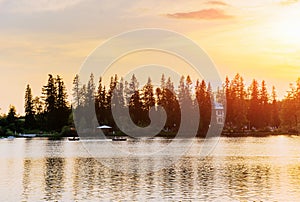 Západ slunce nad jezerem. Majestátní horské jezero v národním parku Vysoké Tatry. Štrbské pleso, Slovensko