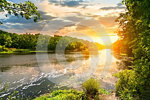 Atardecer a través de un rio en Bosque 