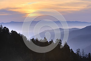 Atardecer a través de ahumado montanas 