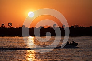 Atardecer a través de un rio próximo sobre el sobre el fronteras entre a 