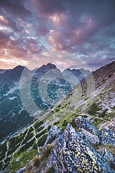 Panoráma západu slnka v národnom parku Vysoké Tatry. Horské popradské jazero na Slovensku.