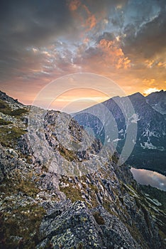 Panoráma západu slnka v národnom parku Vysoké Tatry. Horské popradské jazero na Slovensku.