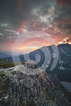 Panoráma západu slnka v národnom parku Vysoké Tatry. Horské popradské jazero na Slovensku.