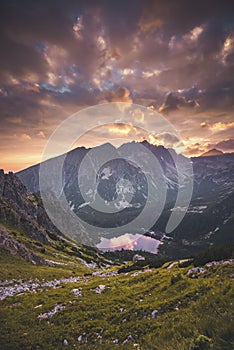 Panoráma západu slnka v národnom parku Vysoké Tatry. Horské popradské jazero na Slovensku.