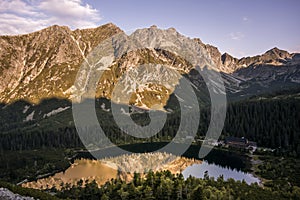 Panoráma západu slnka v národnom parku Vysoké Tatry. Horské popradské jazero na Slovensku.