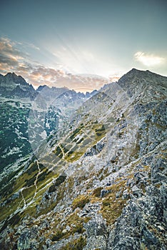 Panorama západu slunce v národním parku Vysoké Tatry. Horské popradské jezero na Slovensku.