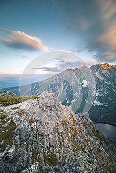 Panorama západu slunce v národním parku Vysoké Tatry. Horské popradské jezero na Slovensku.