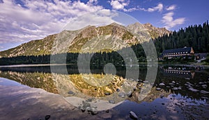 Panoráma západu slnka v národnom parku Vysoké Tatry. Horské popradské jazero na Slovensku.