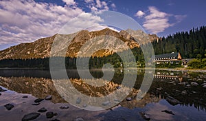 Panoráma západu slnka v národnom parku Vysoké Tatry. Horské popradské jazero na Slovensku.